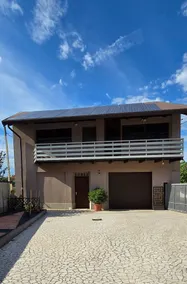 Detached 2-story house – free parking - Image 3