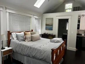 Charming Tiny Forest Home, PDX next to Lake Oswego - Image 3