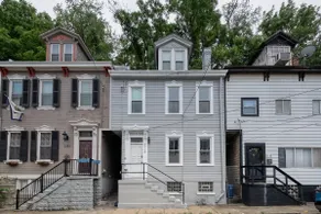 Newly renovated, spacious home with local Hosts - Image 2
