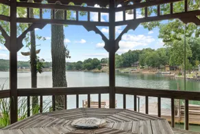 Lakeside Terrace Lodge: Dog-Friendly with Hot Tub - Image 4