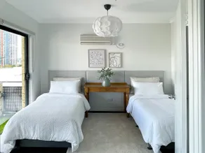 Stylish Executive City Pad w Parking and Pool - Image 5