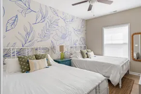 Coastal getaway, pool steps away, nightlife + - Image 4