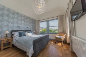 Gorgeous home, private parking and stunning views - Image 4