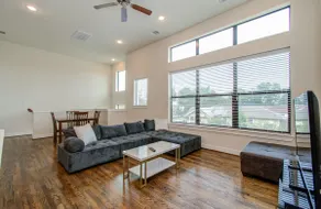 Spacious Getaway 5 Min from Daikin Park! - Image 3