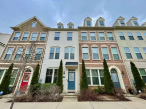 Entire Townhome with balcony & parking sleeps 10 - Image 3