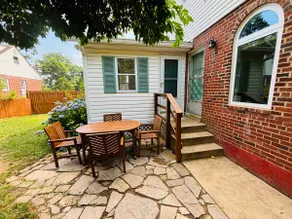 Secluded house near DC w parking - Image 5