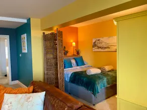 Vibrant beachfront Folkestone getaway - Image 3