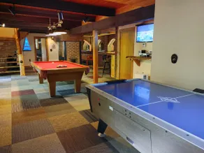 Pine Brook Lodge: pool table, AC, sauna, fireplaces, internet, bar, walk to town - Image 3