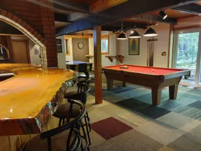 Pine Brook Lodge: pool table, AC, sauna, fireplaces, internet, bar, walk to town - Image 2