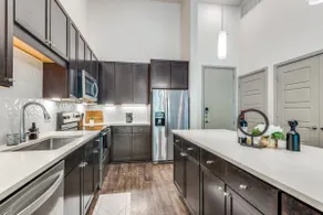 Stunning 2B 2B Apt w/gym/pool - Image 4