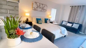 Luxury King Bed Studio Near Universal - Image 4