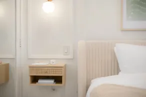 Iris | High Luxury 1BR w/ King Bed - Image 5