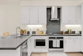 Iris | High Luxury 1BR w/ King Bed - Image 3