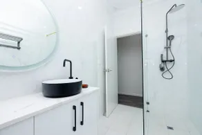 Adelaide Escape and Business-3Bath Full Kitchen Fast Wifi 3TV-for large families and group - Image 4