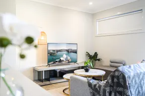 Bardia/Liverpool CBD/4 bedrooms 3 bathrooms/9 people/cooking allowed/near station/near shopping mall - Image 4
