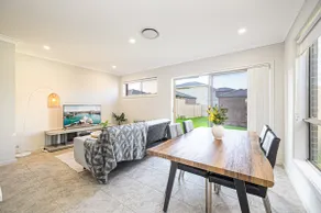 Bardia/Liverpool CBD/4 bedrooms 3 bathrooms/9 people/cooking allowed/near station/near shopping mall - Image 3