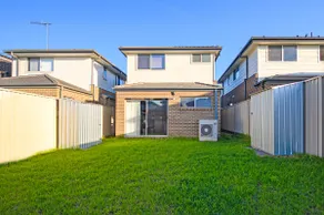 Bardia/Liverpool CBD/4 bedrooms 3 bathrooms/9 people/cooking allowed/near station/near shopping mall - Image 5