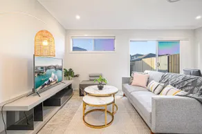 Bardia/Liverpool CBD/4 bedrooms 3 bathrooms/9 people/cooking allowed/near station/near shopping mall - Image 2