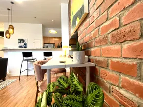 Fresh & Modern Dwtn Apt - Image 5