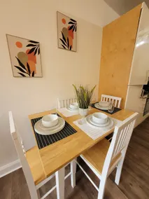 Stylish 2 Bedroom City Apartment - Free Parking - Image 5