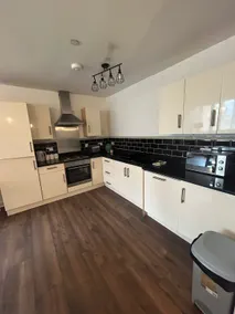 Stylish 2 Bedroom City Apartment - Free Parking - Image 3