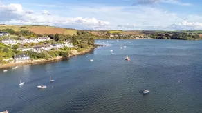 Sunny retreat by the water - Image 2