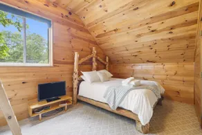 Big Riverfront Cabin (#5) on the James - Sleeps 12 - Image 4