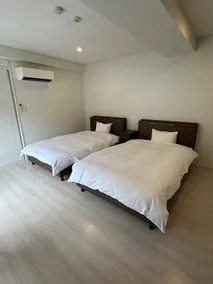 The living room overlooks the sea. 4 stations from Atami Station, minimum 17 minutes. BBQ facilities + jacuzzi on the rooftop. Free parking available. - Image 4