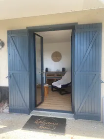 Independent accommodation, air-conditioned, quiet terrace - Image 4