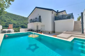 Deluxe apartment with pool view - Image 2