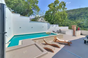 Deluxe apartment with pool view - Image 4