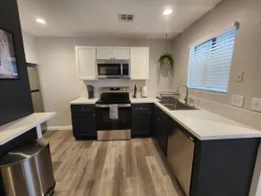 Spacious 1BR Apartment, Gated Parking Patio+ Gym - Image 5