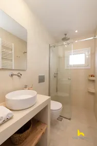 Sun-Splashed Top-Floor APT with Seaview and Jacuzzi! - Image 5