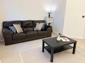 Central 2 Bed flat in Edgeware with Parking - Image 3