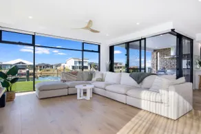 Ultimate Luxury on the waterfront - Image 3