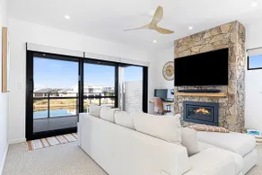 Ultimate Luxury on the waterfront - Image 2