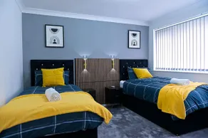3 Bedroom House Manchester with en-suite Free Wifi and Parking - Image 2