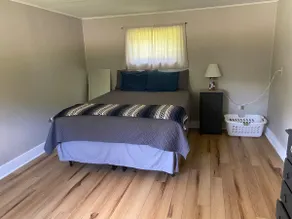 Cozy Creekside Retreat - Image 3