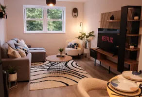 1-Bedroom Luxurious, City Centre, Chic & Stunning Apartment in Southampton, Sleeps 4 - by Blue Puffin Stays - Image 2