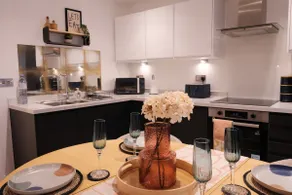 1-Bedroom Luxurious, City Centre, Chic & Stunning Apartment in Southampton, Sleeps 4 - by Blue Puffin Stays - Image 3