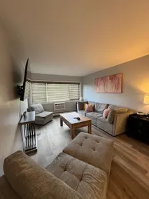 Modern Apt Free Parking & Wi-Fi - Image 2