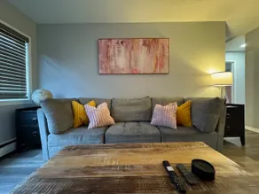Modern Apt Free Parking & Wi-Fi - Image 4