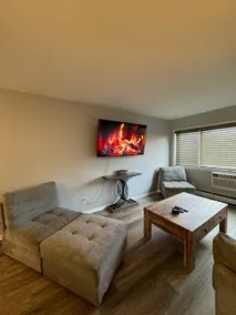 Modern Apt Free Parking & Wi-Fi - Image 5