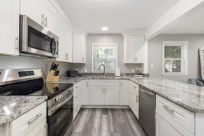 Big Family Getaway - Walk to the Beach! Sleeps 10! - Image 3