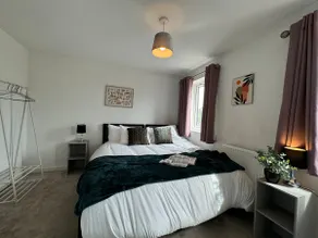 Bolehyde House, Sleeps 6, 3 Bedrooms, North Swindon location, Parking - Image 5