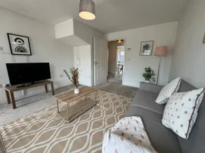 Bolehyde House, Sleeps 6, 3 Bedrooms, North Swindon location, Parking - Image 2