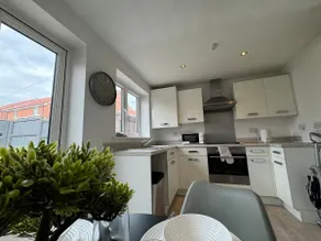 Bolehyde House, Sleeps 6, 3 Bedrooms, North Swindon location, Parking - Image 4