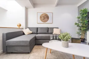 Tys Home, spacious house with secure parking - Image 3