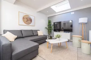 Tys Home, spacious house with secure parking - Image 2