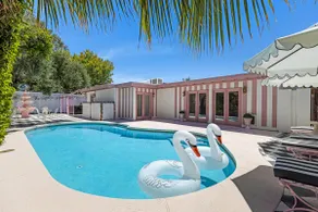 NEW! - The Pink Palace w/ Karaoke Room - Image 3